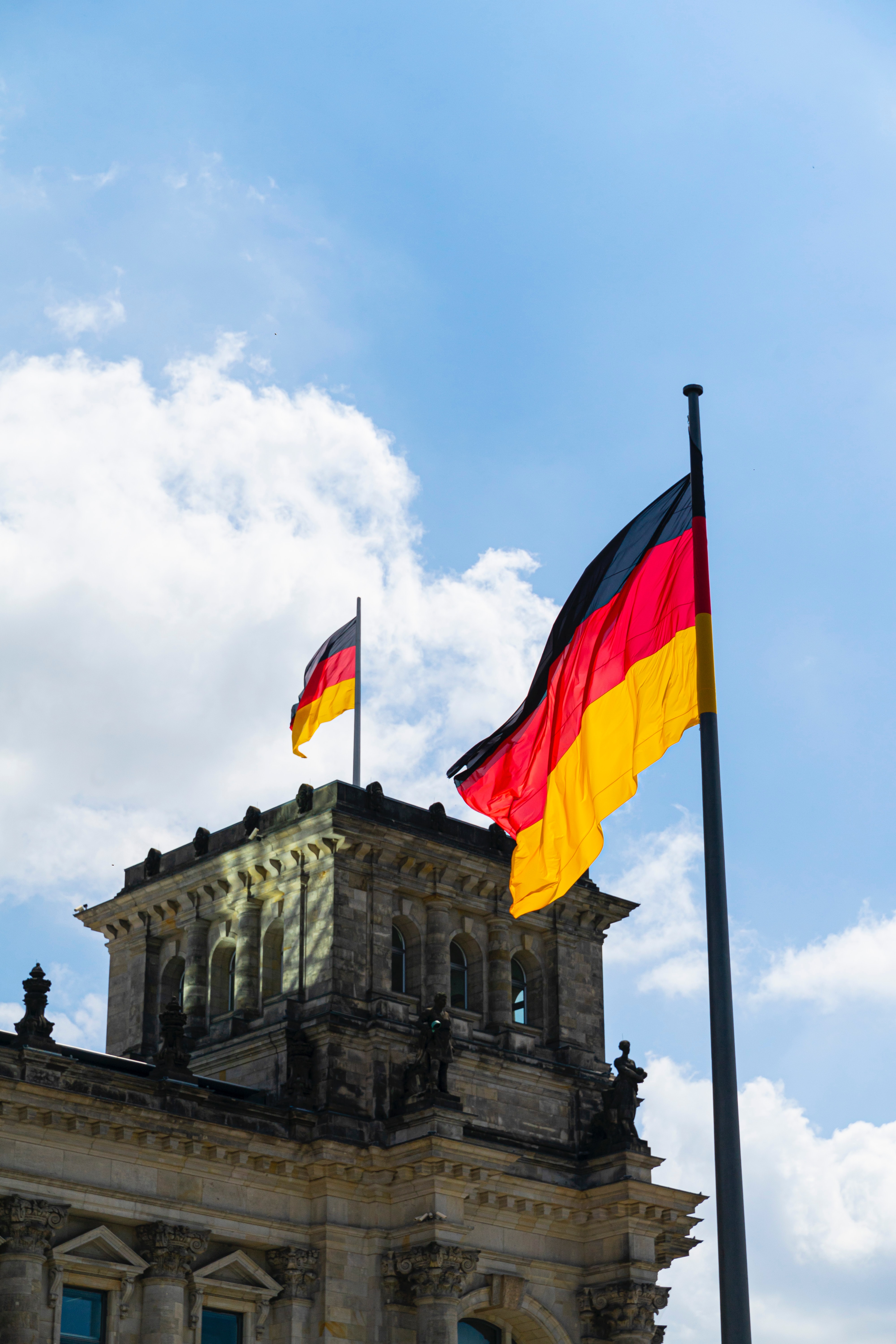 Deutsche Flaggen am Bundestag