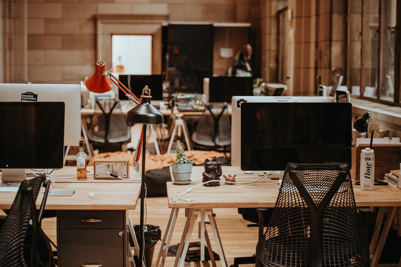 Bild von leeren Arbeitsplätzen im Büro mit Monitoren 