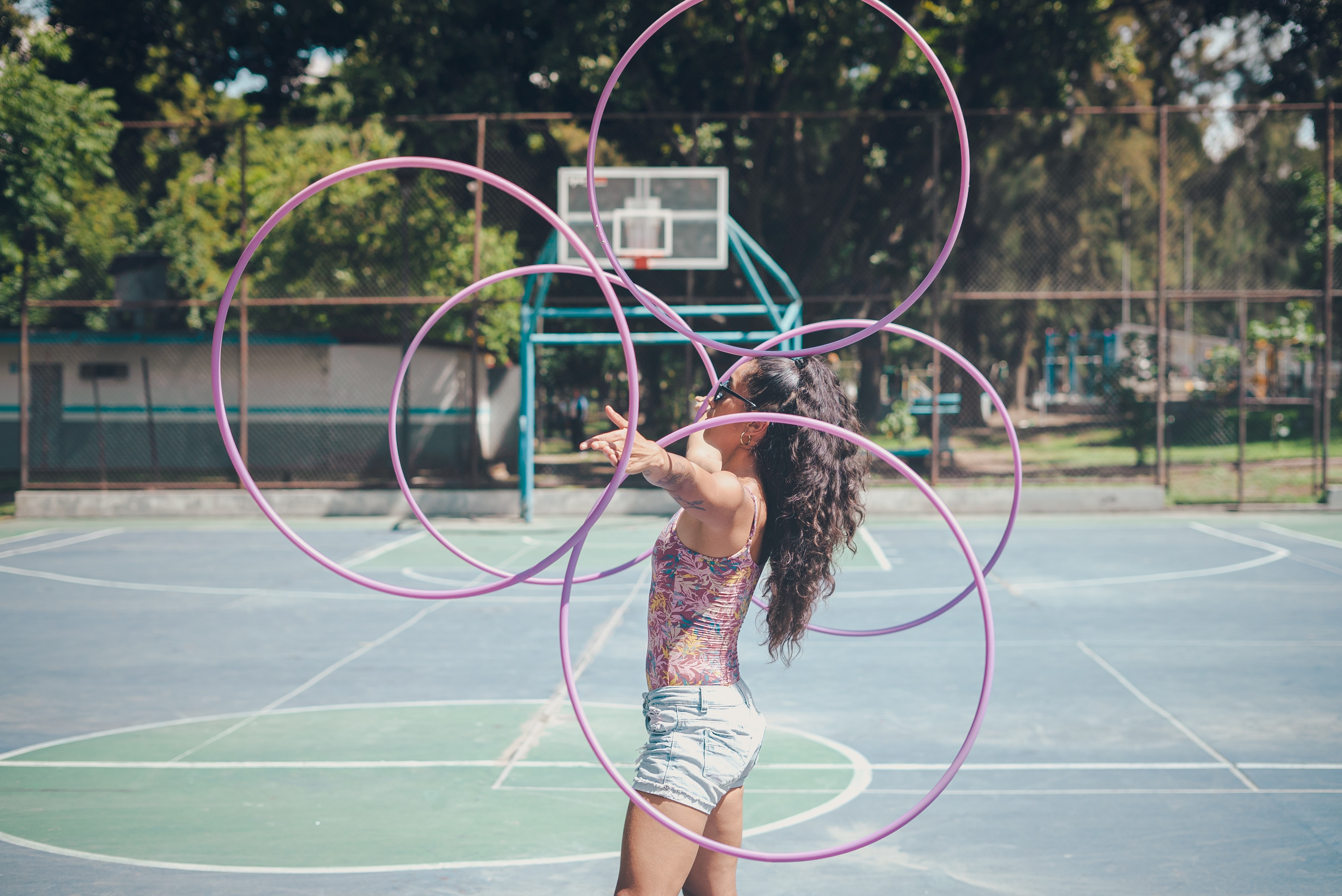 junge Frau mit mehreren Hula-hoop-Reifen