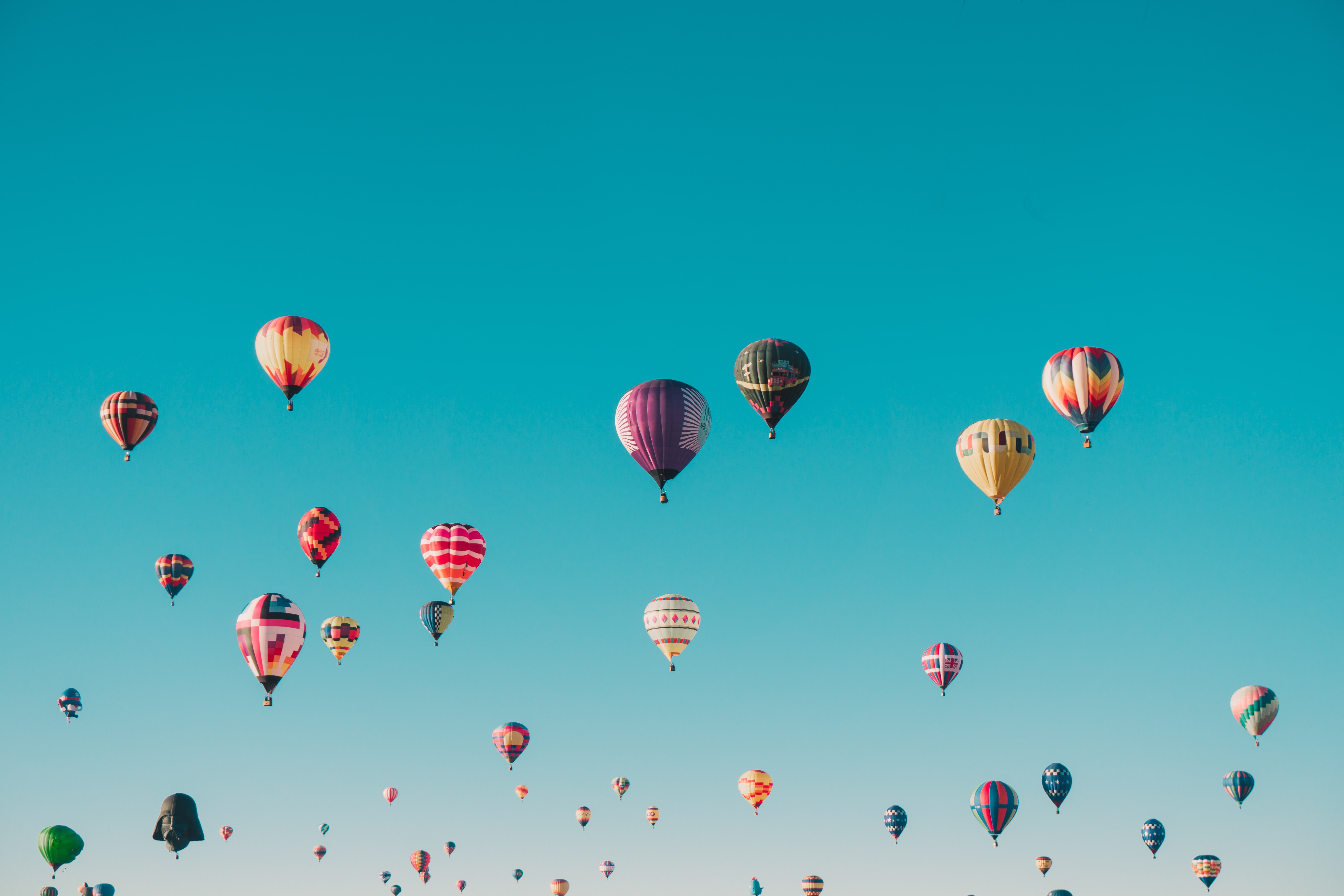 Bunte Heißluftballons am Himmel