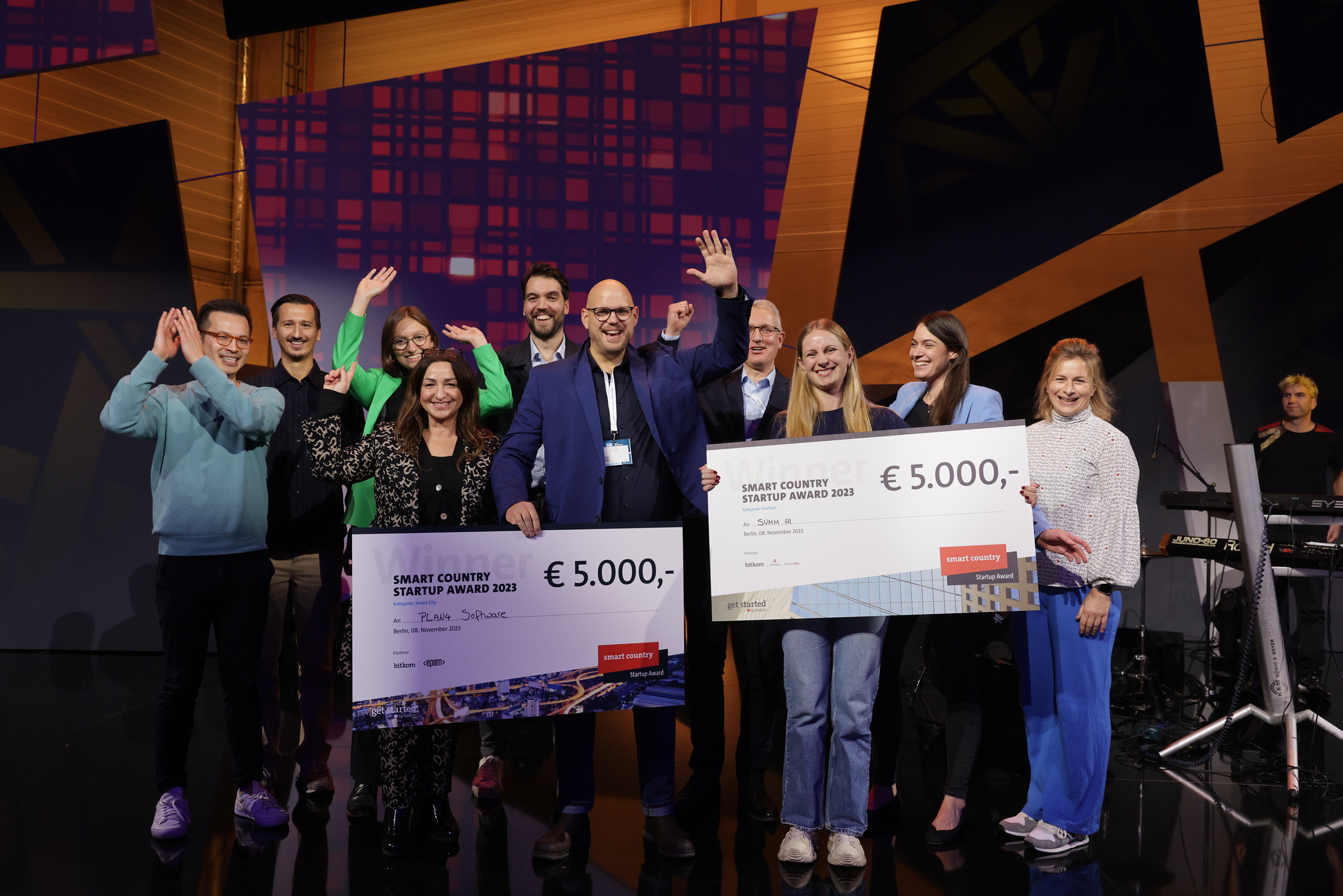 Die Gewinner des Smart Country Startup Awards der Smart Country Convention 2023 auf der Bühne.