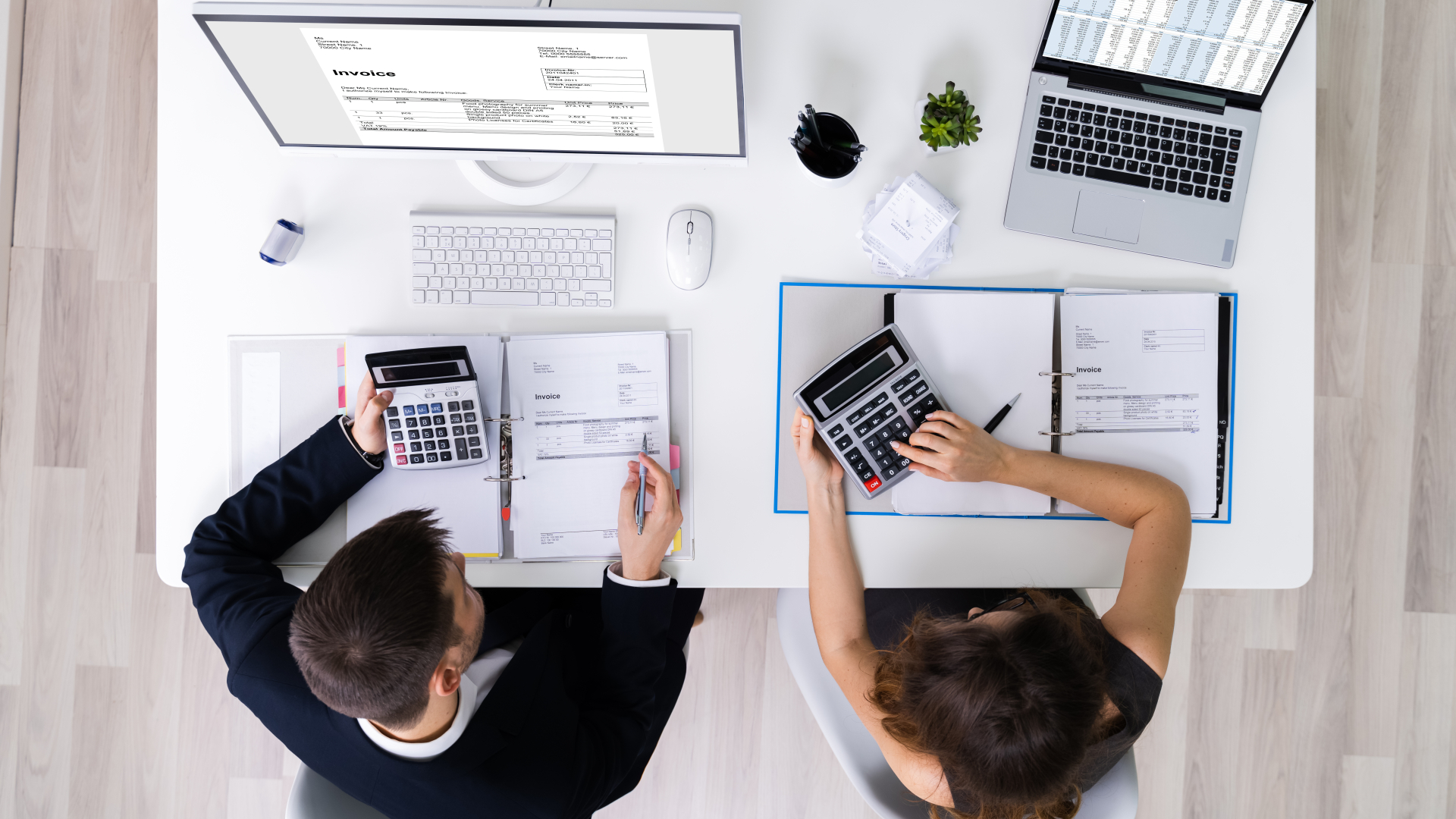 Zwei Kinder sitzen am Schreibtisch mit Laptops und Taschenrechnern