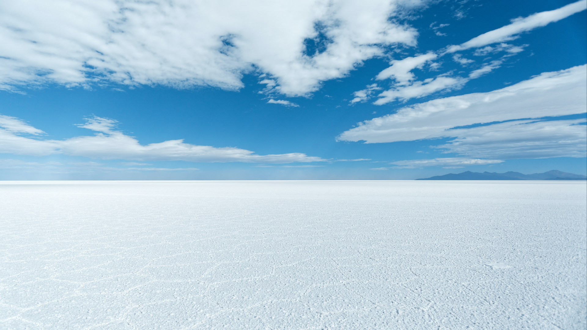 Weiße Sandwüste und blauer Himmel mit Wolken