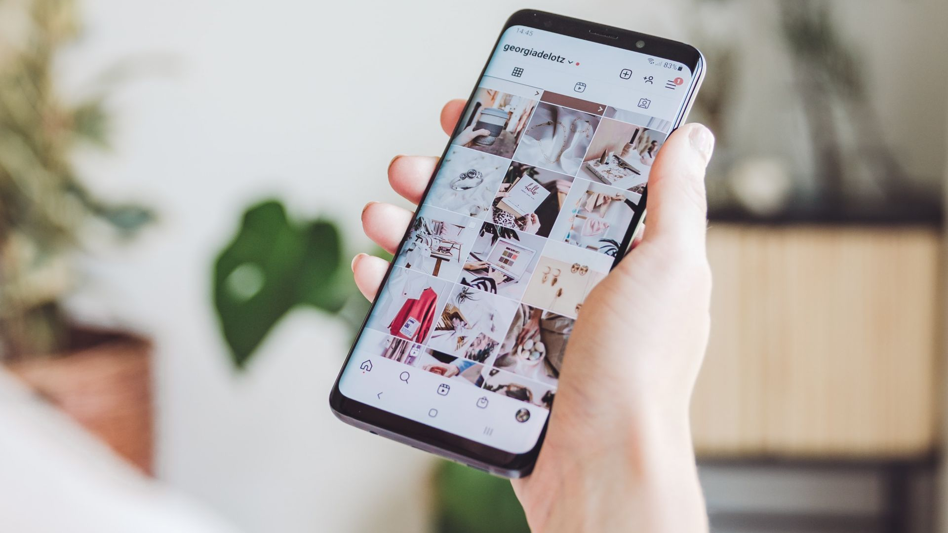 Frau checkt Instagram auf Smartphone