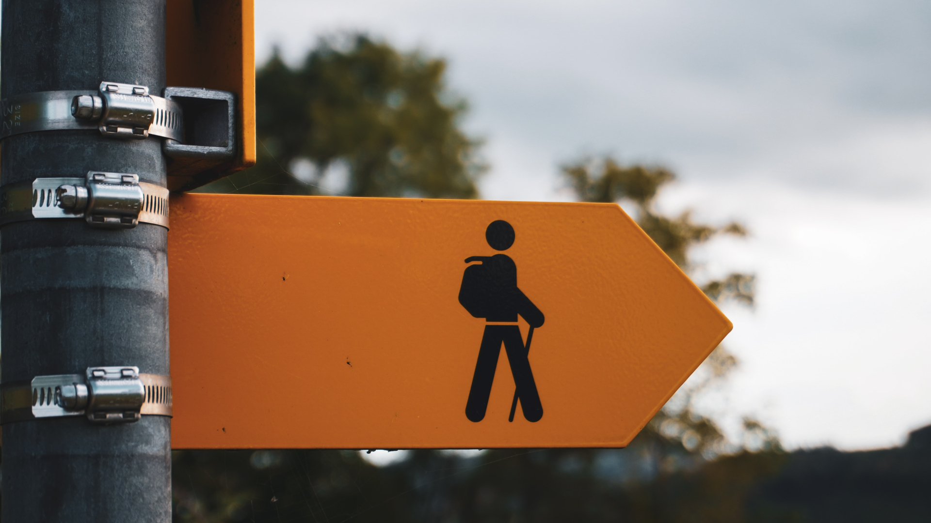 Schild für Wanderweg