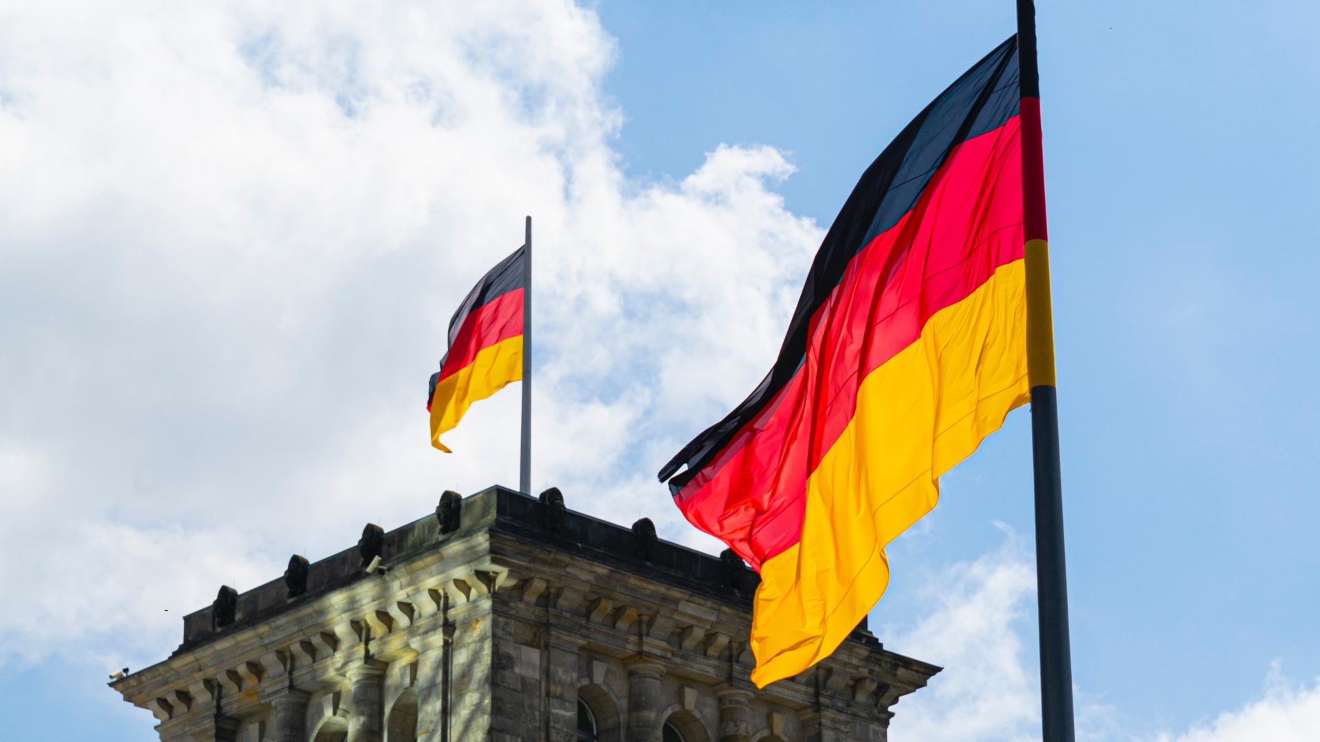 Deutsche Flaggen am Bundestag