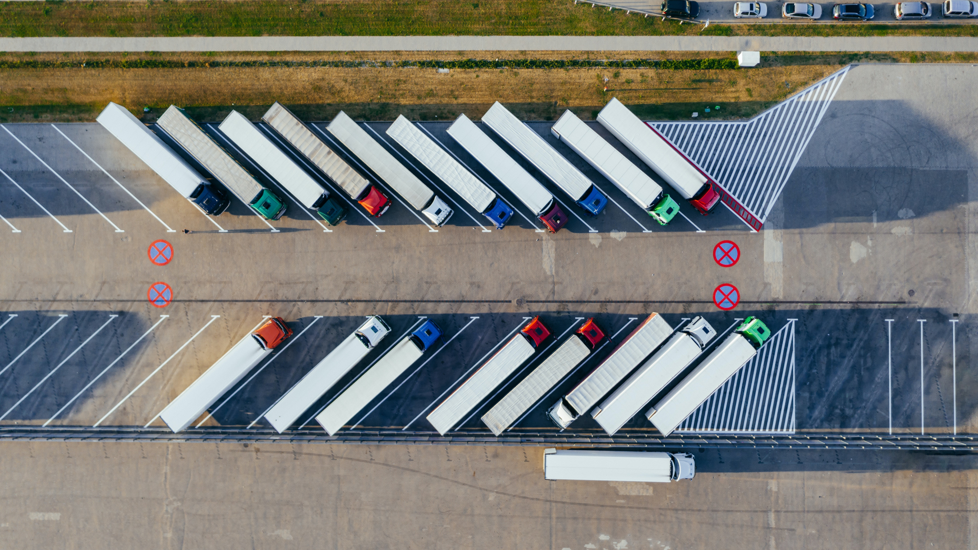 LKW auf einem Rastplatz