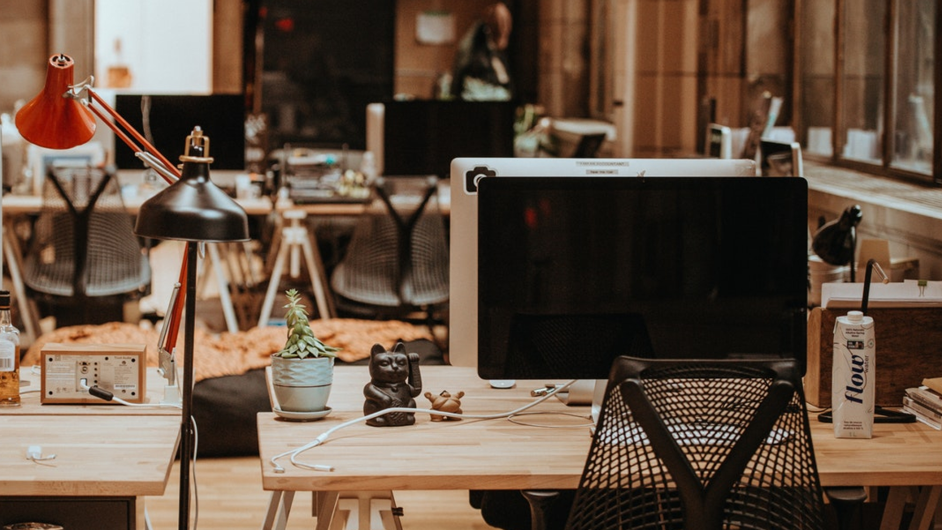 Bild von leeren Arbeitsplätzen im Büro mit Monitoren 