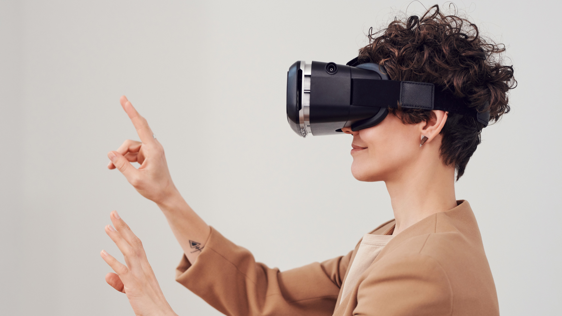 Frau mit VR Brille