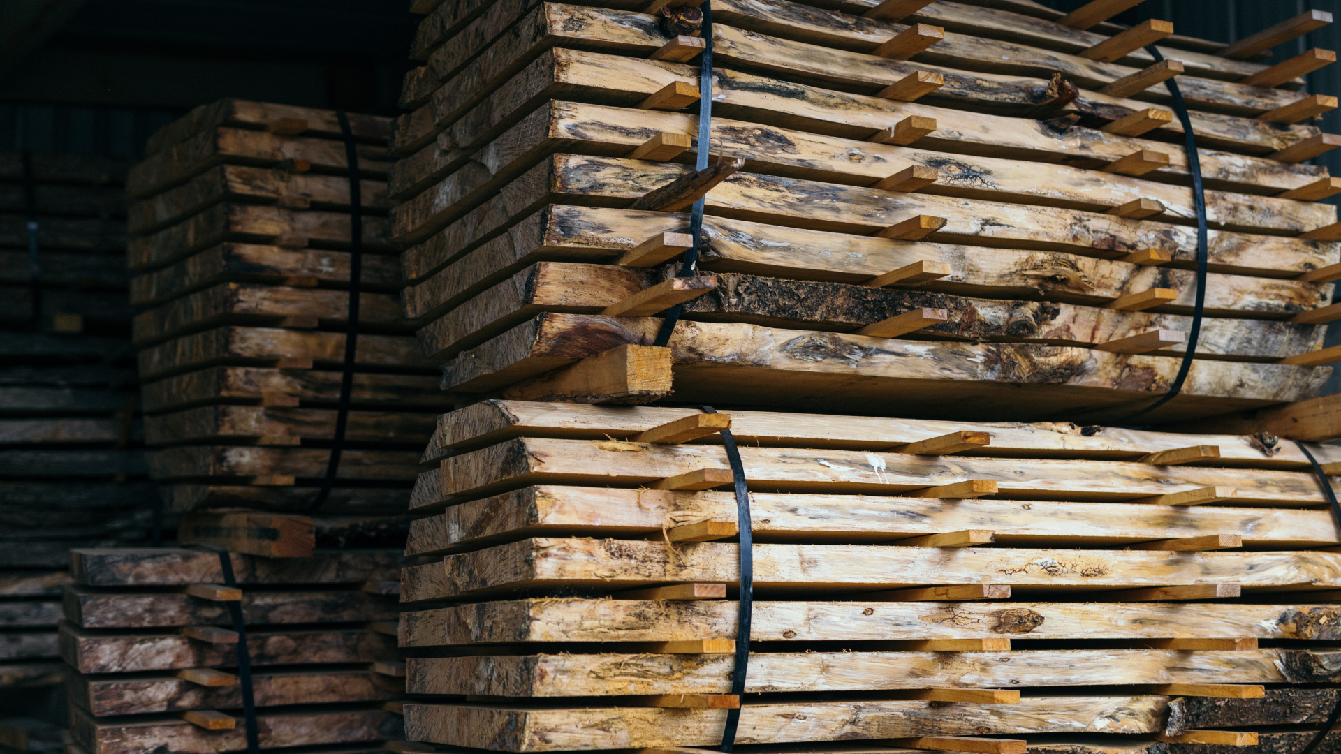 Mehrere Stapel geschnittenes Holz