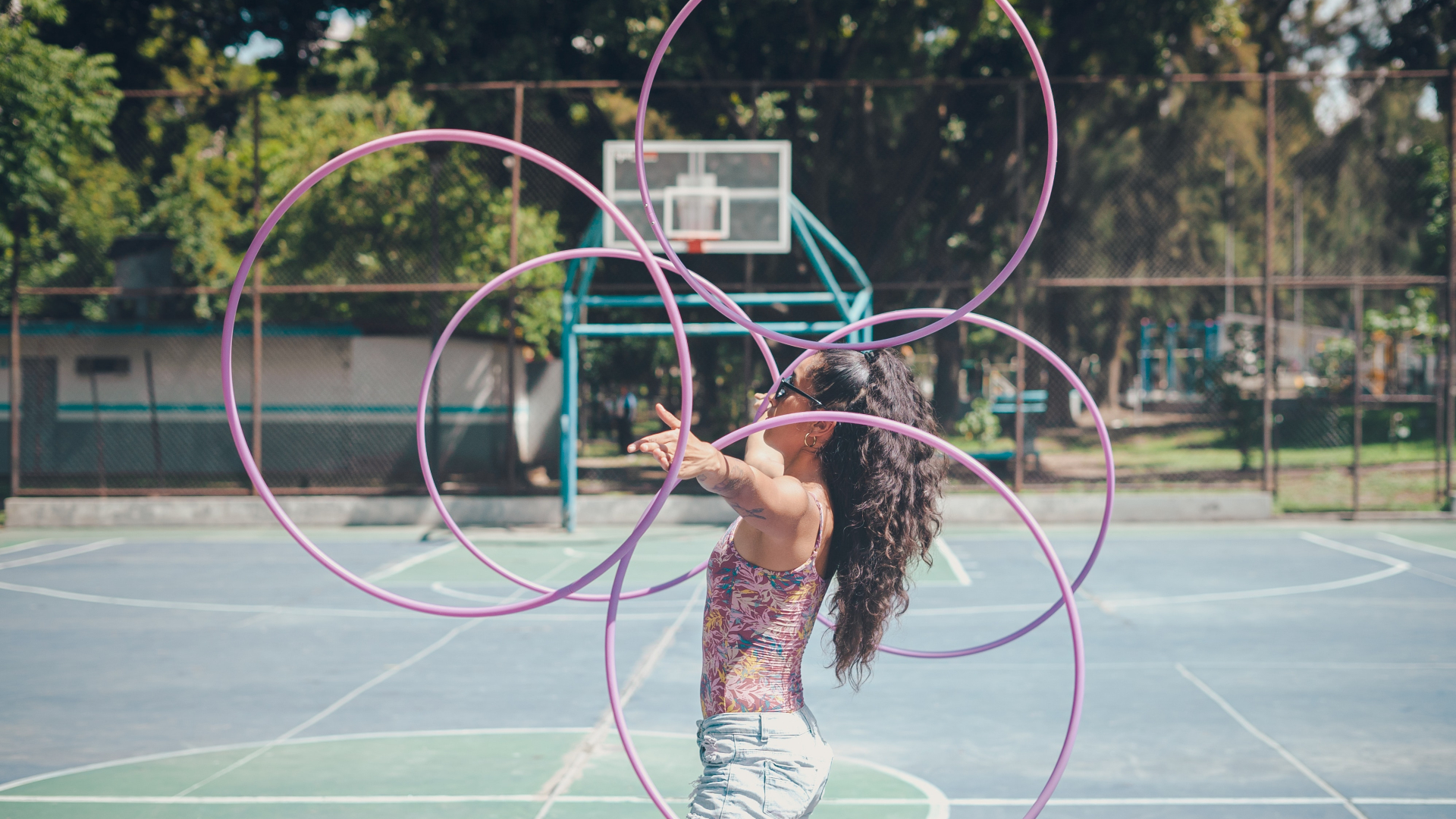 junge Frau mit mehreren Hula-hoop-Reifen