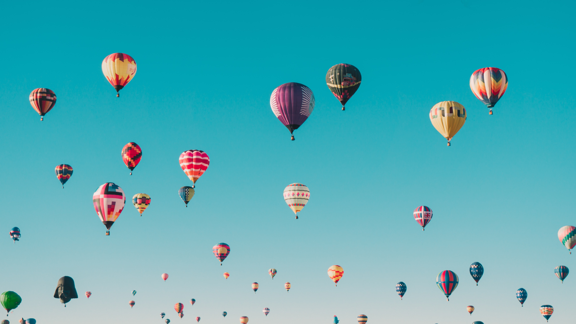 Bunte Heißluftballons am Himmel