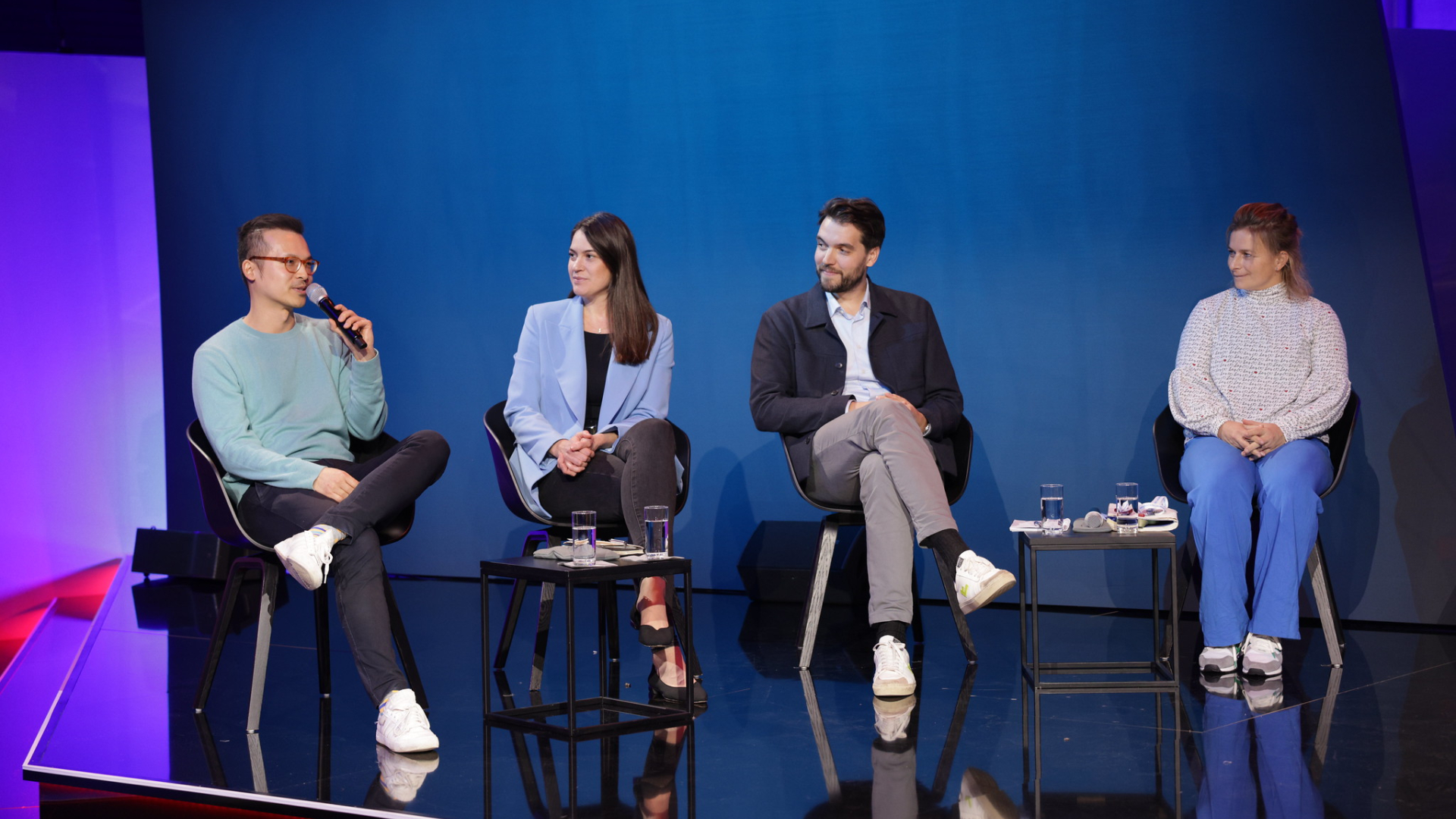 Ein Bühnengespräch auf der Smart Country Convention 2023 im Zuge des Smart Country Starttup Awards: 4 Personen sitzen auf einer Bühne und unterhalten sich.