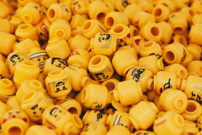 viele Legofigurenköpfe