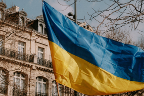 Ukraineflagge auf Demonstration