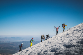 Eine Gruppe von Menschen, die auf einen Berg wandert