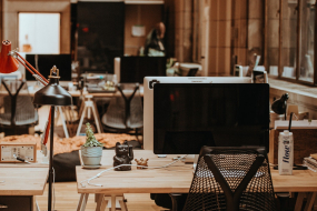 Bild von leeren Arbeitsplätzen im Büro mit Monitoren 