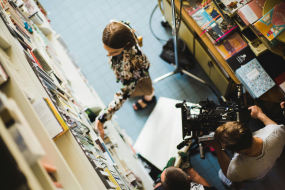 Filmcrew nimmt Schauspielerin auf