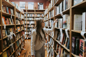 Frau im Buchladen