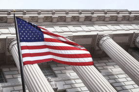 Flagge Amerikas / der USA vor einem Gebäude in Washington