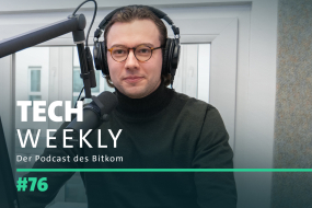 Portrait von Joris Kanowski in der Podcastkabine, davor die Überschrift "Tech Weekly #76".