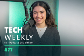 Tech Weekly #77 mit Leah Schrimpf, die in der Podcastkabine des Bitkom abgebildet ist.