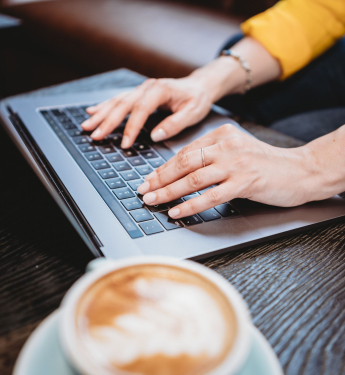 Frau am Laptop