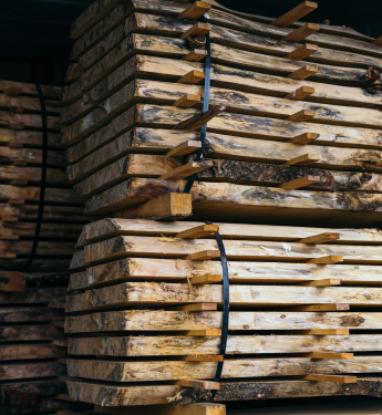 Mehrere Stapel geschnittenes Holz