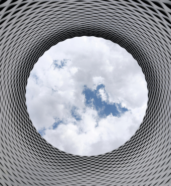 Tunnel mit Blick Richtung Himmel & Wolken