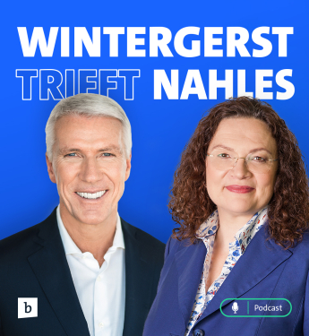 Ralf Wintergerst und Andrea Nahles stehen nebeneinander vor einem blauen Hintergrund mit dem Text „WINTERGERST TRIFFT NAHLES“. Wintergerst lächelnd mit kurzen weißen Haaren und einem dunklen Anzug mit weißem Hemd. Nahles mit lockigen braunen Haaren, einer Brille und einem blauen Blazer über einer gemusterten Bluse. Rechts im Bild sind ein schwarzes Mikrofon und große Kopfhörer sichtbar. Ein „Podcast“-Symbol ist unten eingeblendet.