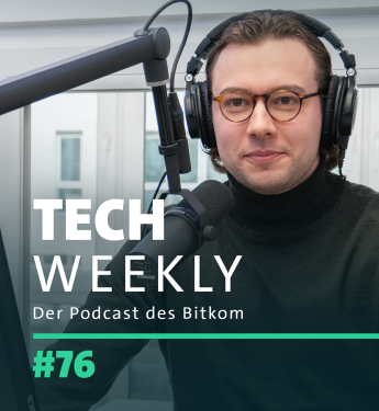 Portrait von Joris Kanowski in der Podcastkabine, davor die Überschrift "Tech Weekly #76".