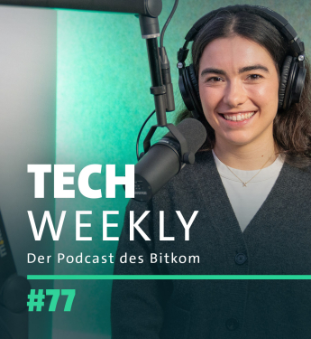 Tech Weekly #77 mit Leah Schrimpf, die in der Podcastkabine des Bitkom abgebildet ist.