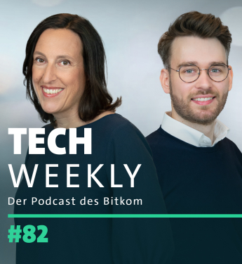 Susanne Dehmel (Teil der Bitkom-Geschäftsleitung) und Niklas Meyer-Breitkreuz (Bitkom-Experte für Nachhaltigkeit) stehen vor einem verschwommenen Hintergrund und lächeln in die Kamera. Im Vordergrund steht in weißer und grüner Schrift: „TECH WEEKLY – Der Podcast des Bitkom“ sowie „#82“ in Grün.