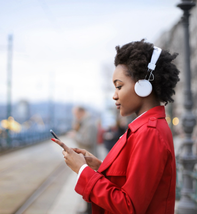Consumer Technology Themenbild Frau mit Kopfhörer