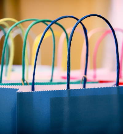 Einkaufstüten aus Papier in verschiedenen Farben