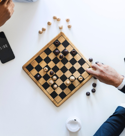 Zwei Personen spielen Schach