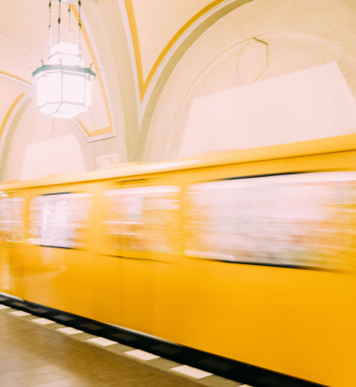 U-Bahn in Berlin fährt aus U-Bahnhof