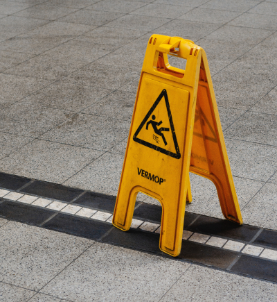 Gelbes Warnschild vor Rutschgefahr