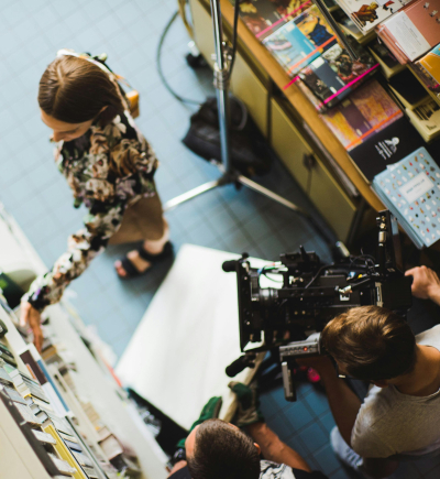 Filmcrew nimmt Schauspielerin auf