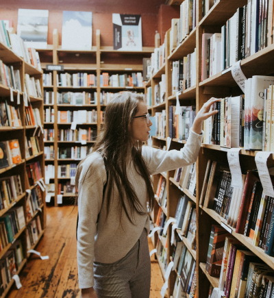 Frau im Buchladen