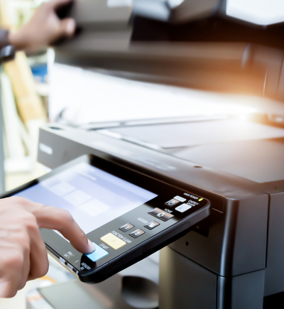 Person druckt - Drucker Drucksysteme Printing