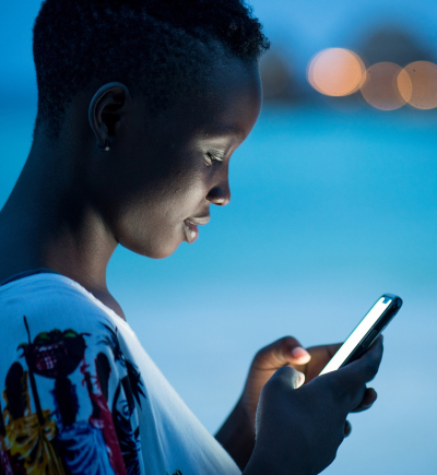 Frau tippt auf Smartphone