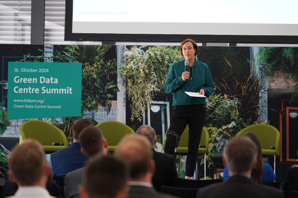 Impression des Green Data Centre Summit 2024: Man sieht Susanne Dehmel, bei der Begrüßung der Gäste