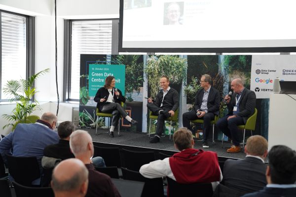 Impression des Green Data Centre Summit 2024 , man sieht ein Panel mit Panelisten