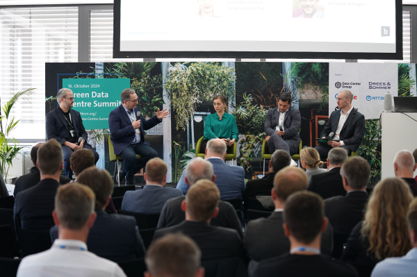 Impression des Green Data Centre Summit 2024 , man sieht ein Panel mit Panelisten