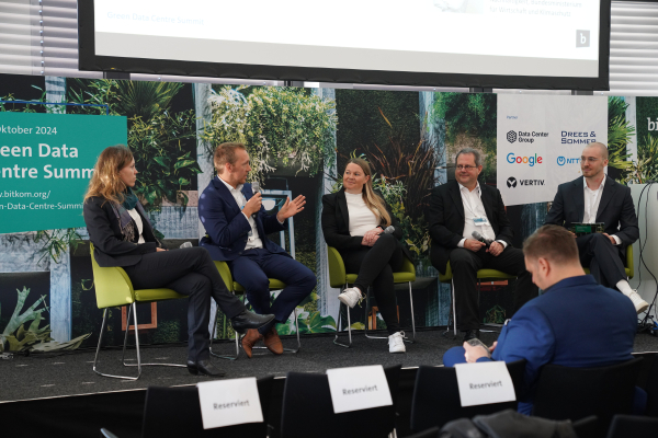 Impression des Green Data Centre Summit 2024, man sieht die Panelisten