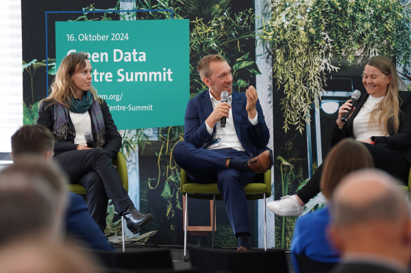  Impression des Green Data Centre Summit 2024, man sieht die Panelisten