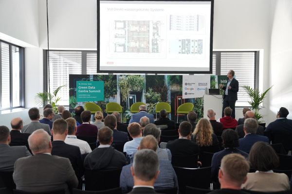  Impression des Green Data Centre Summit 2024 - man sieht einen der Speaker vortragen.