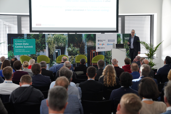  Impression des Green Data Centre Summit 2024 - man sieht einen der Speaker vortragen