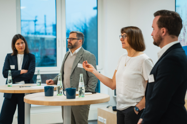 Agrarpolitisches Frühstück - Impressionen: Gesprächsrunde an Stehtischen im Bitkom-Büro